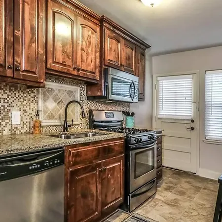 M-2W Beautifully Updated-Plaza Condo King Bed Private Balcony And Off Street Parking